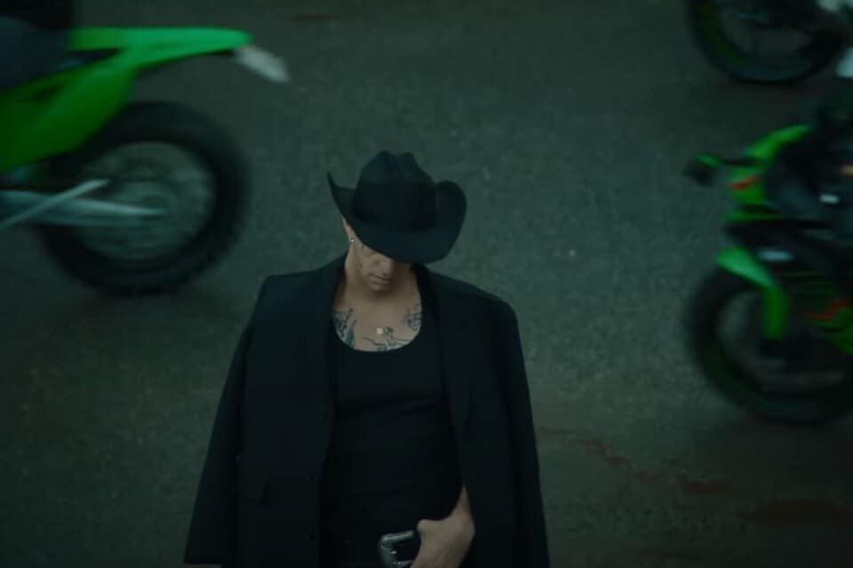 <div class='descrGalleryTitle'>ACHILLE LAURO</div><div class='descrGalleryText'><p>Alla quarta partecipazione a Sanremo, l'eclettico <b>Achille Lauro </b>è ormai un veterano della manifestazione. Noto per il suo stile eclettico, che mescola trap, rock, pop e musica d'autore, e per le sue performance scenografiche e provocatorie, è anche un appassionato di moto. Ed è ciò che emerge anche nel video di&nbsp;<b><a href="https://www.dueruote.it/news/attualita/2024/07/03/banda-kawasaki-musica-moto-e-riscatto-sociale-con-achille-lauro-salmo-e-gemitaiz.html">&quot;Banda&nbsp;Kawasaki&quot;</a></b> (brano realizzato con Salmo e Gemitaiz) compare circondato dall'intera gamma delle moto di Akashi.</p>
</div>